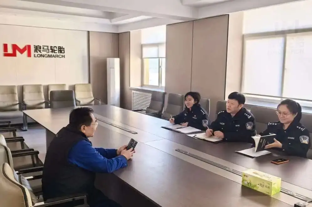 辽宁朝阳：小小“证件”见真情 出入境管理支队为我市“一带一路”企业纾解难题
