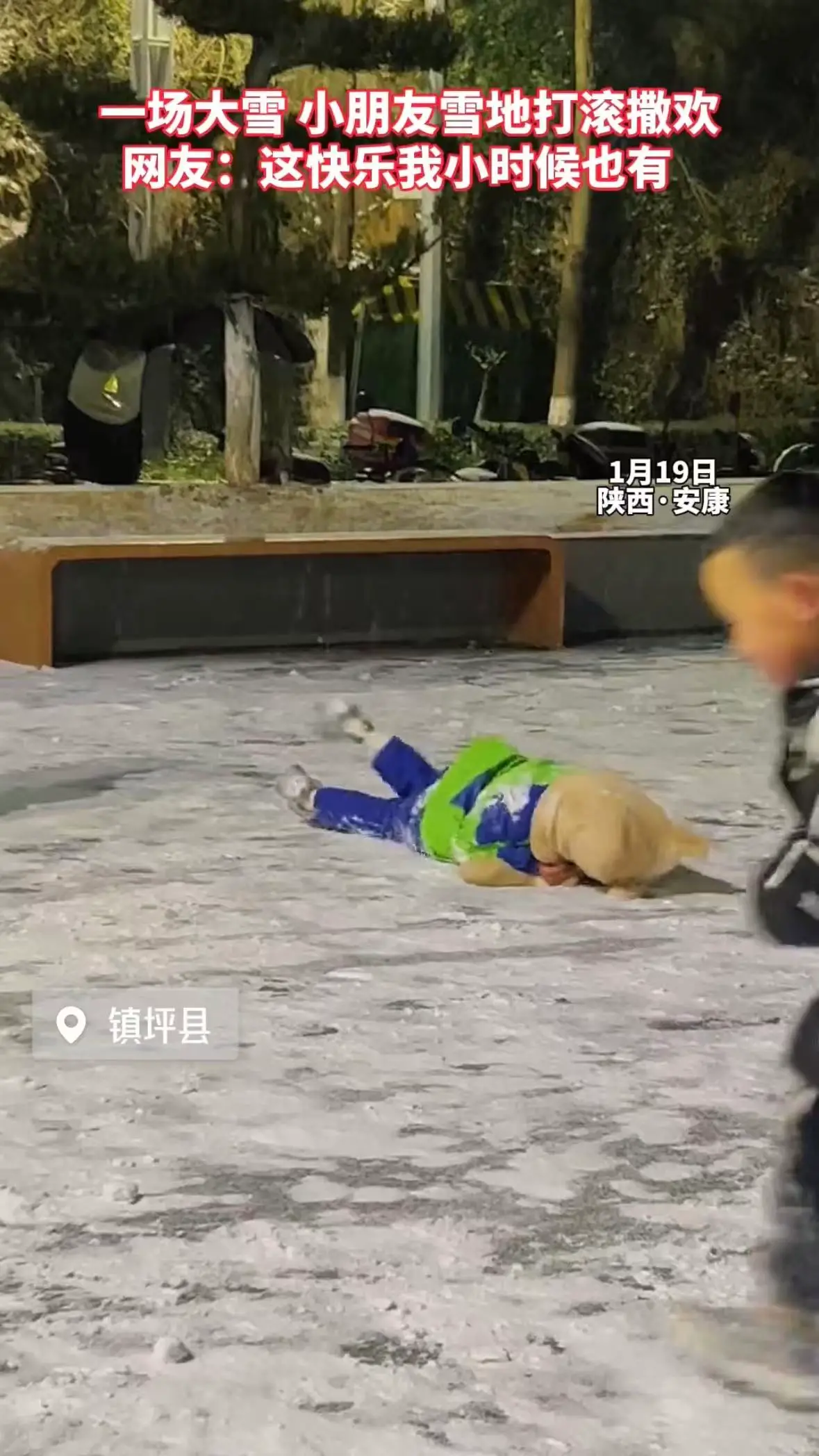 一场大雪，小朋友雪地打滚撒欢，网友：这快乐我小时候也有