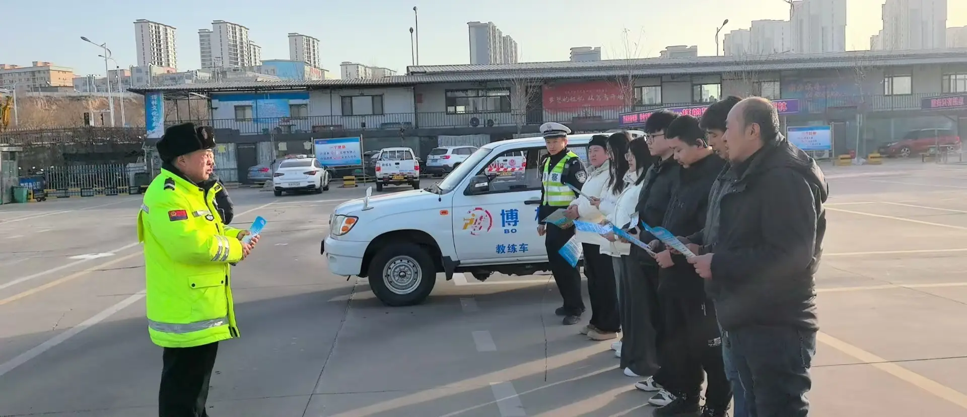 二大队交警走进驾校对“新驾驶人”开展交通安全宣传活动