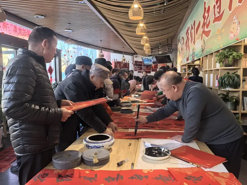 神木市文化馆开展义务写春联送祝福活动