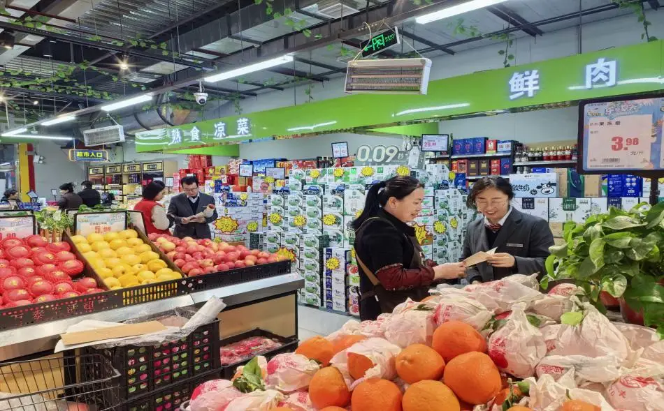 辞旧迎新防诈忙，马年平安福满堂 ——中国银行府谷人民路支行走进万泰超市开展反诈宣传活动 