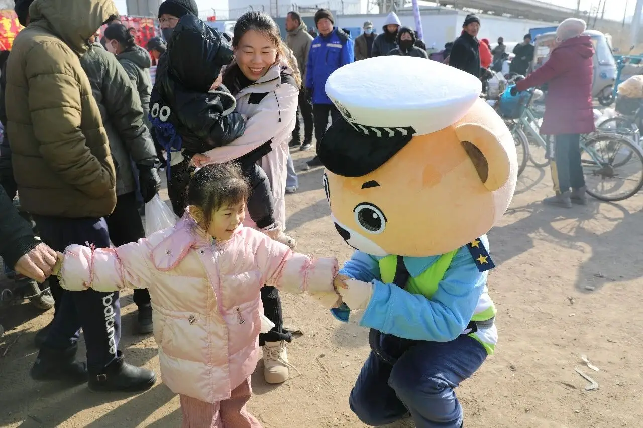 朝阳交警小熊赶大集 让“烟火味”更有“平安味”