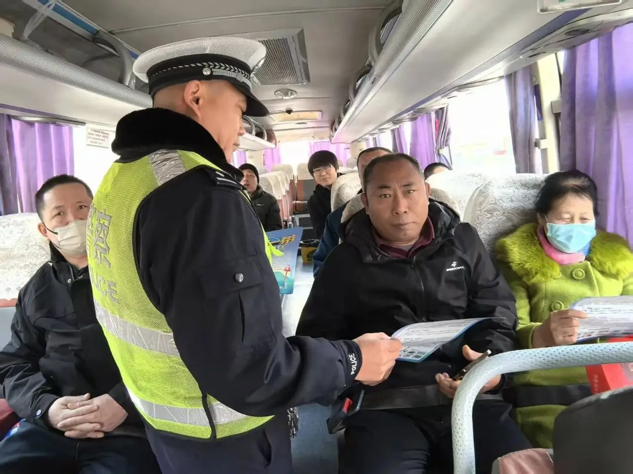 米脂县公安局交管大队多渠道多维发力 织密春运交通安全宣传网