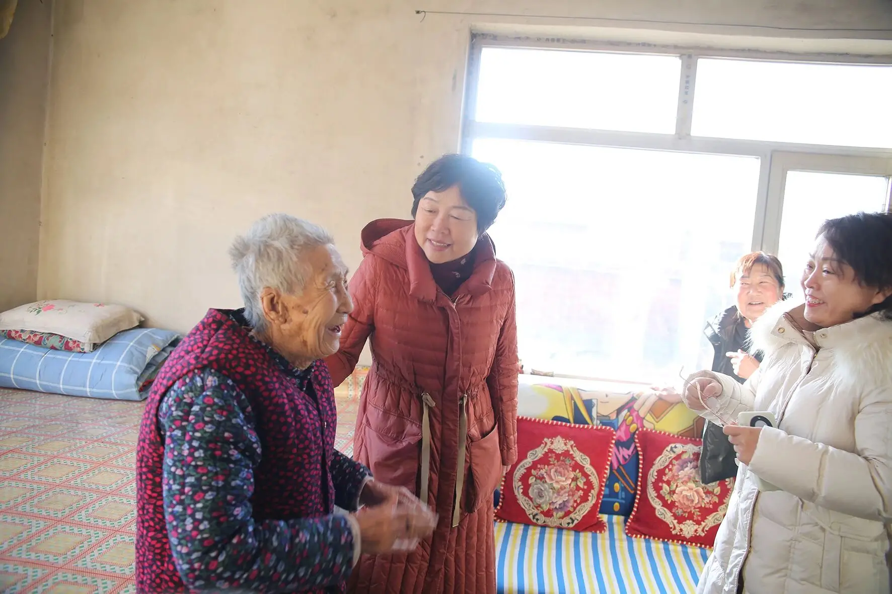 朝阳市政协副主席包秀梅前往北票市章吉营乡走访慰问生活困难群众