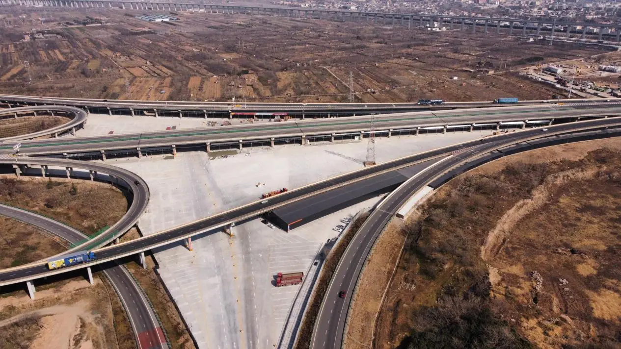 西安灞桥田王立交桥下建成物流园 群众担心高速公路地基、桥墩安全受威胁