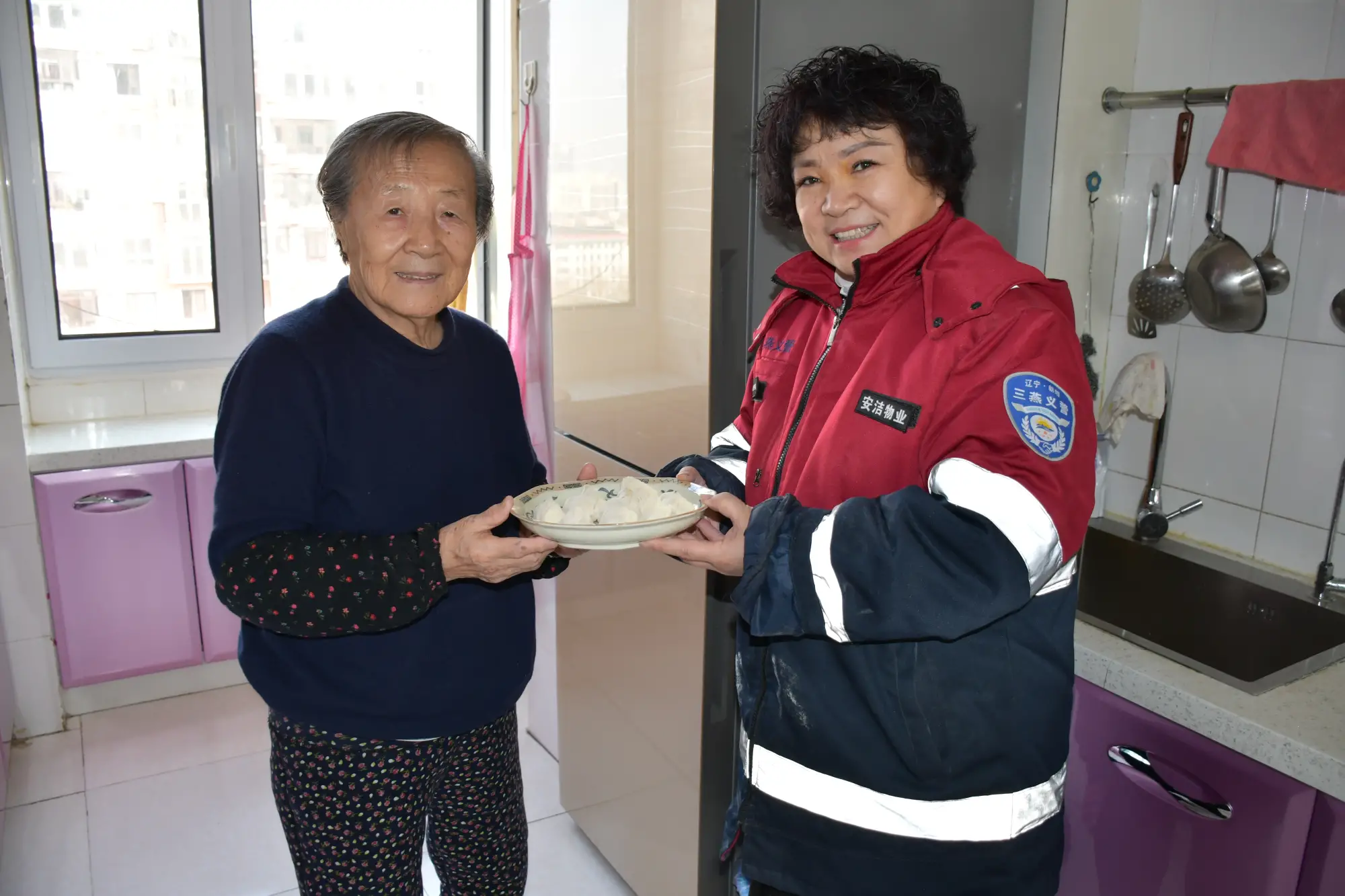 饺子香里迎小年 情暖孤老爱绵长 朝阳环境集团安洁物业为独居老人送上节日祝福