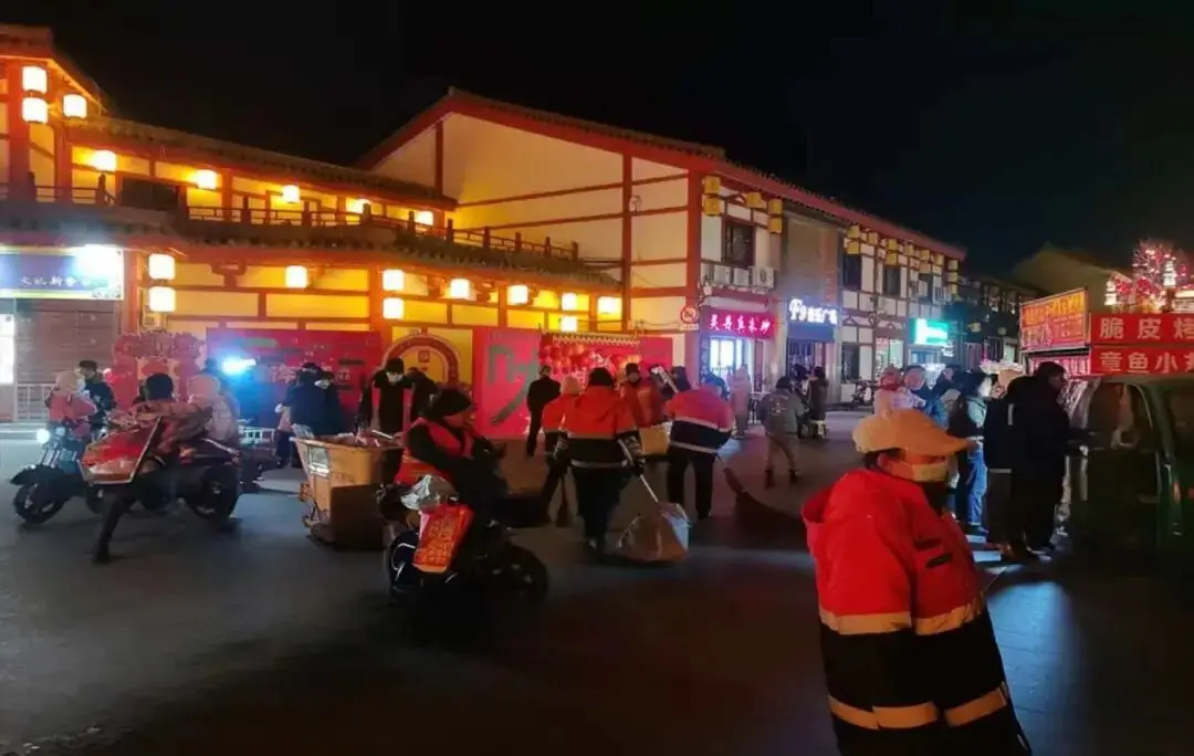 朝阳环境集团道路机扫公司全力护航迎春灯会环境卫生