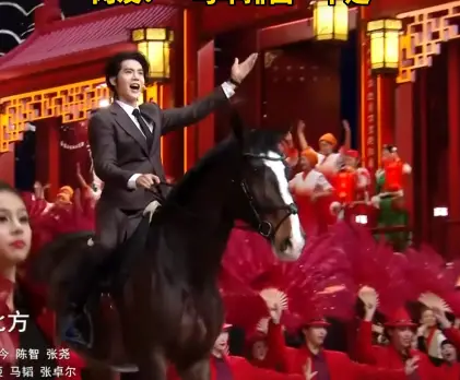 硬核！辽宁春晚于适骑真马开场 身着西装驾驭近2米高骏马 网友：“马年排面”十足