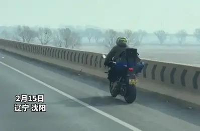 小伙骑摩托回家 从北京骑到沈阳冻得直跺脚 二手车大哥暖心相助捎他一程