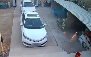 女婿放窜天猴意外“崩”出老丈人 女儿：我爸正在煤棚收煤 “燃放烟花爆竹一定要注意安全”