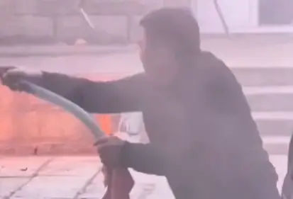 回家途中遇火灾 防火监督员果断出手 网友：家庭威望+1