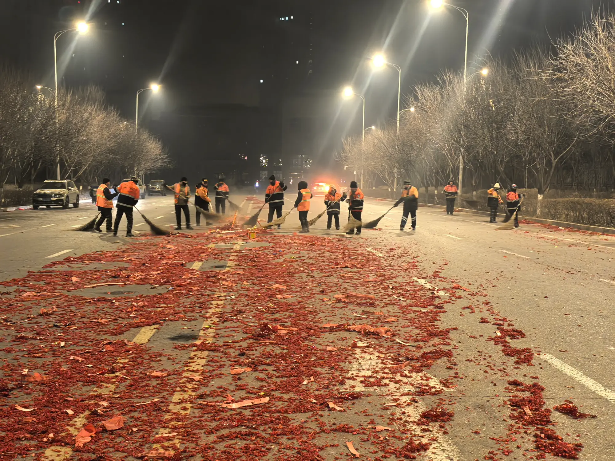 凌晨两点打响“清扫战” 朝阳环境集团道路机扫分公司初一清晨保障烟花爆竹残屑清理