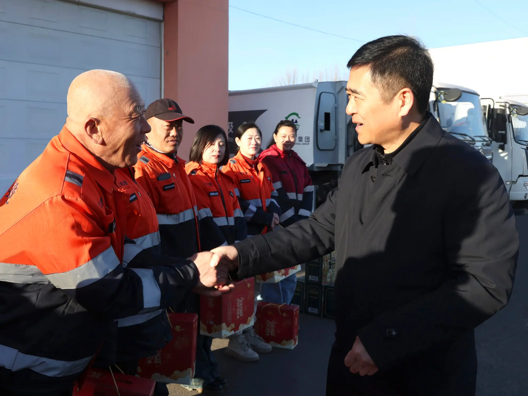 老颜武走访慰问春节假期坚守岗位的一线工作人员