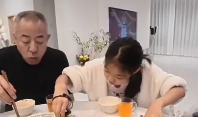 孙女用科技找带硬币饺子 最后发现在爷爷手里 欢笑溢出屏幕 网友：祖辈的传统不是白来的