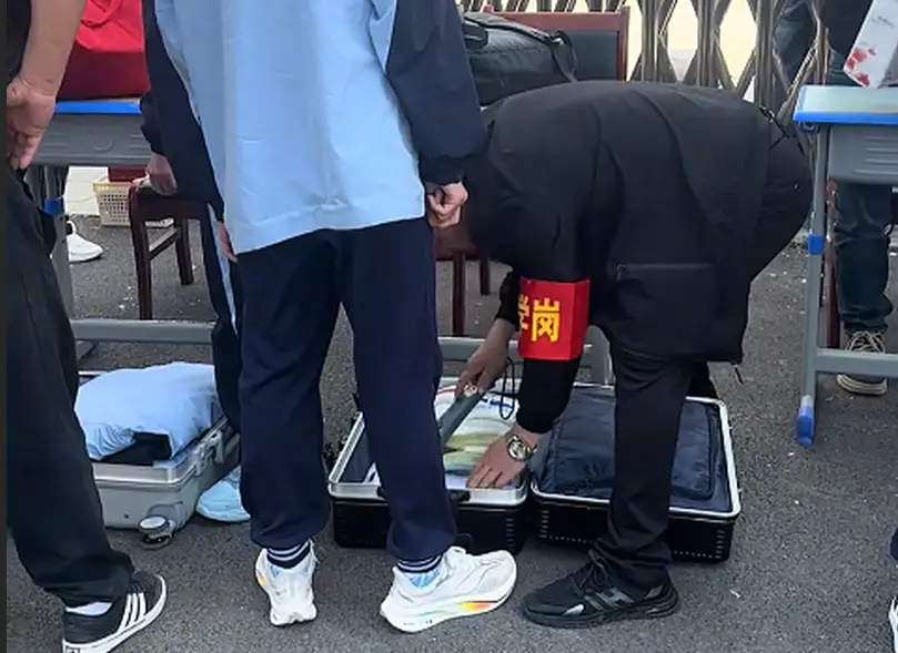 返校被逐个搜查疑侵犯隐私，学校：为了查违禁品，有学生带烟进来一支卖10元甚至更多