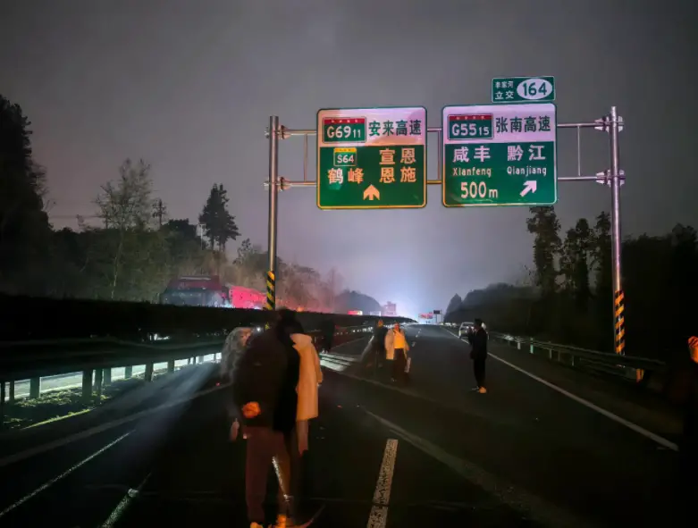  安来高速山体滑坡亲历者发声：距离塌方仅隔2辆车，现场石块缝隙冒烟