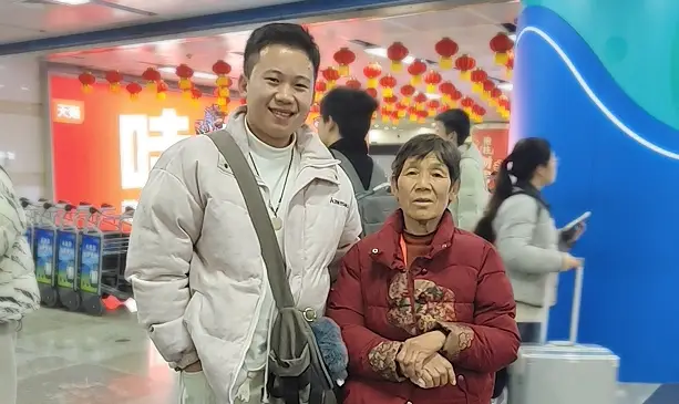 69岁老人不识字独自坐飞机 ，女婿机场发视频求助