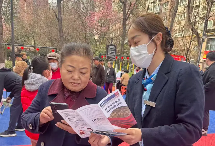 浦发银行西安高新科技支行：多维发力筑牢防非“防火墙”，守护群众“钱袋子”