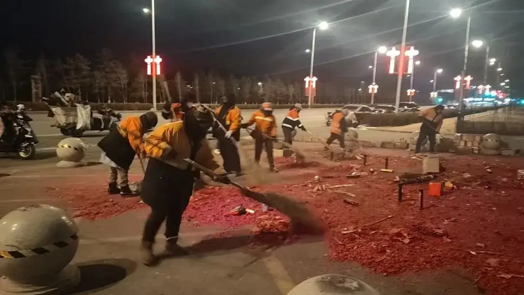 月圆闹元宵 坚守护洁净 朝阳环境集团道路机扫分公司元宵夜“扫红”进行时