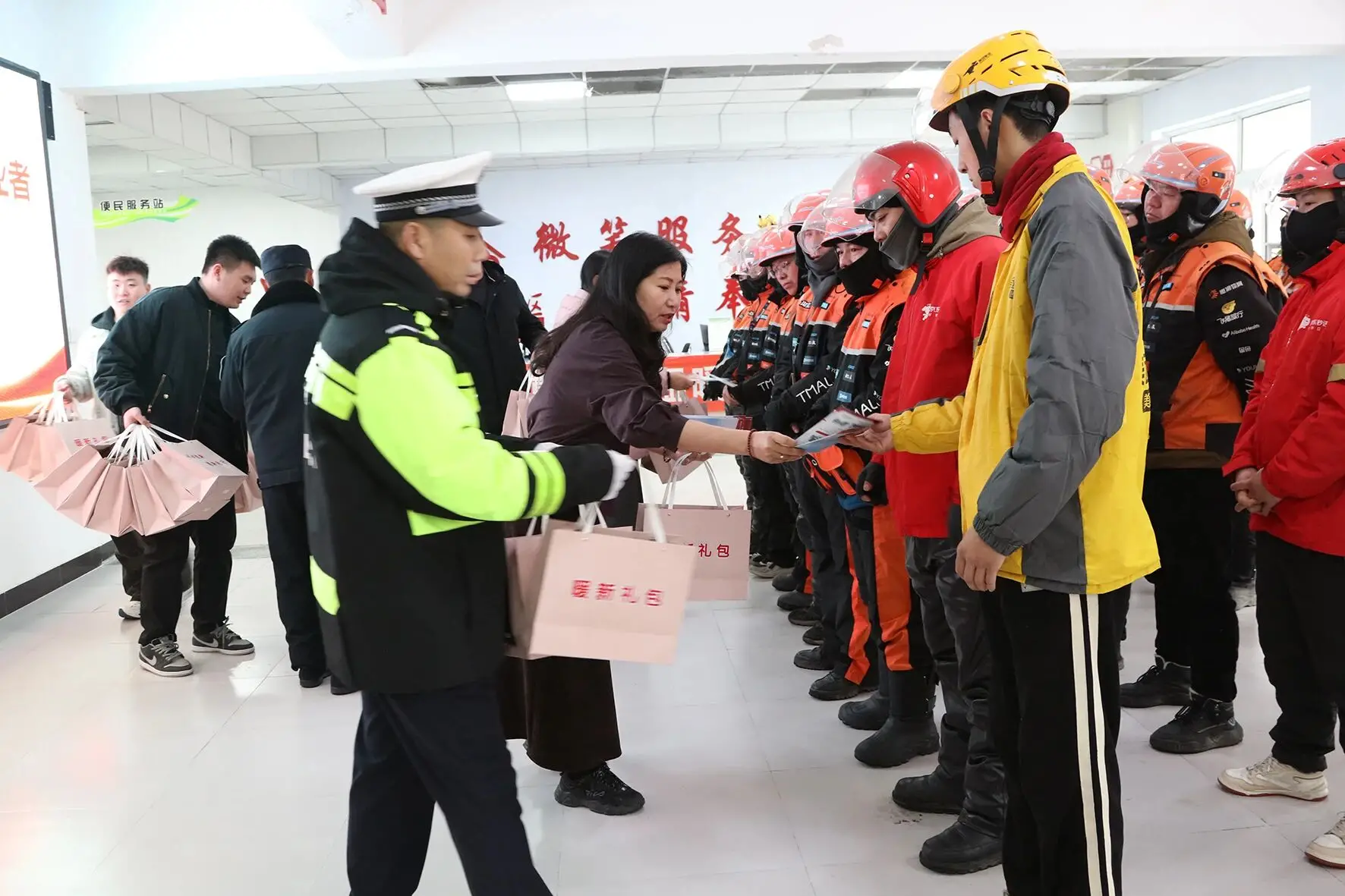北票市委社会工作部开展“传承雷锋精神 情暖新就业者”主题活动