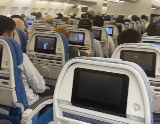 香港飞上海航班起飞后紧急折返 亲历者：广播说驾驶舱失压返航