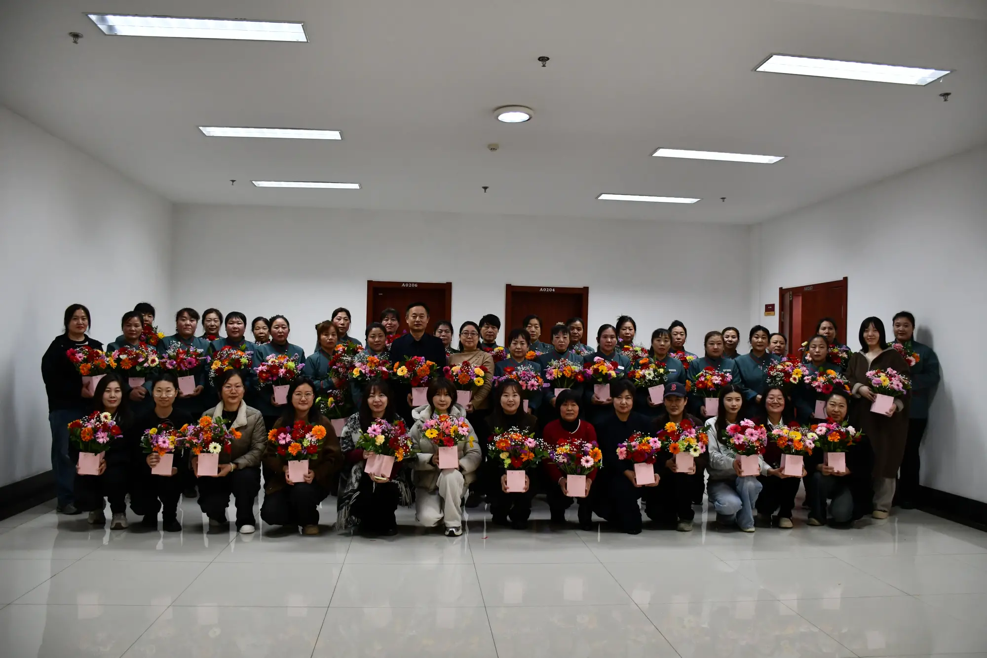 党建引领聚合力 巾帼奋进绽芳华——朝阳市机关事务管理服务中心与朝阳环境集团安洁物业公司联合举办庆“三八”主题插花活动