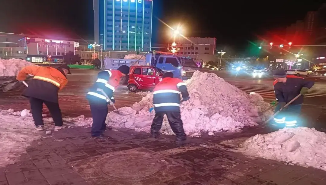 昼夜攻坚清积雪，全力转运保畅通——朝阳环境集团道路机扫分公司连夜开展积雪清理转运工作
