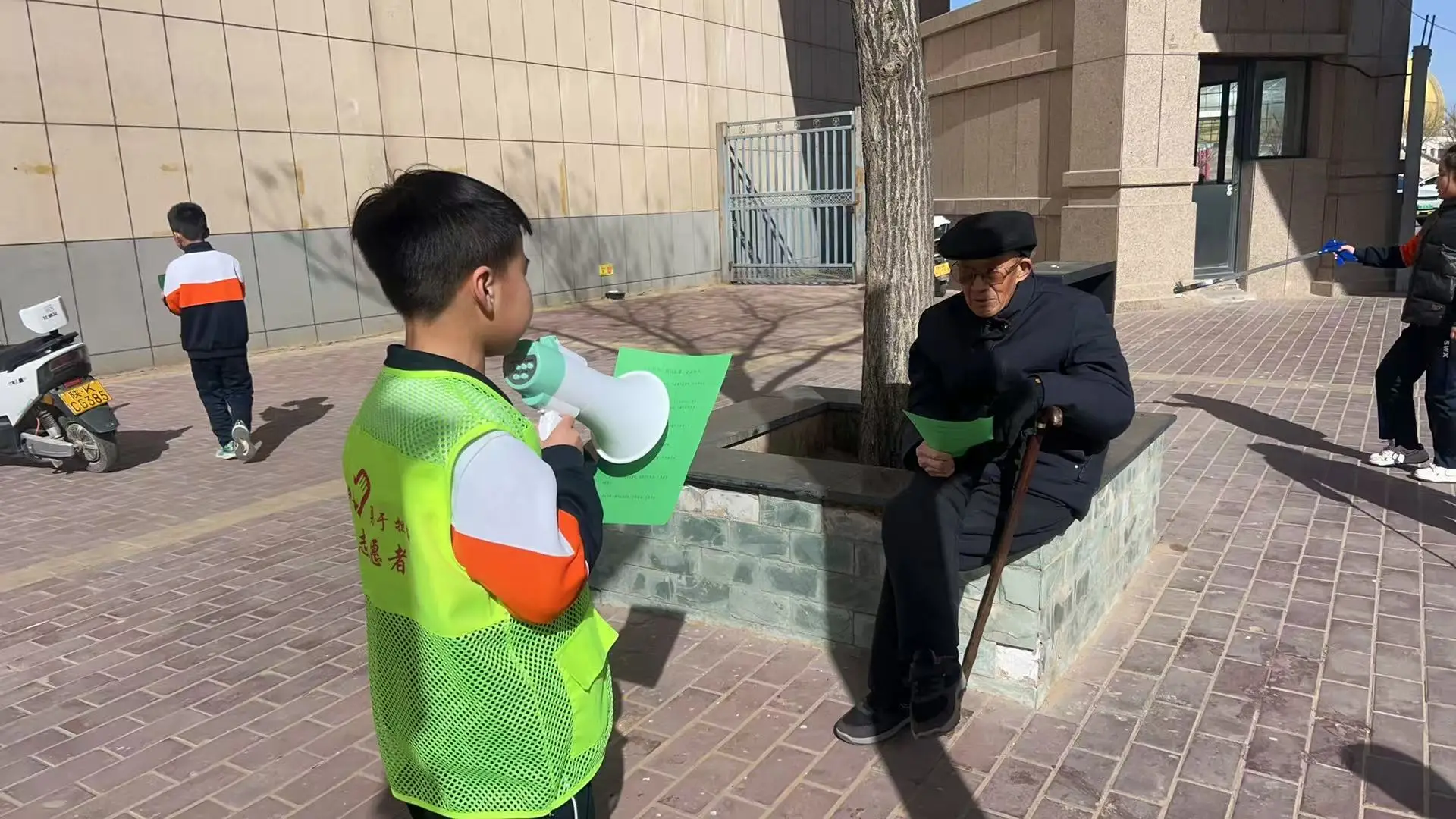 靖边宇文路社区：银龄映初心 禾苗学雷锋