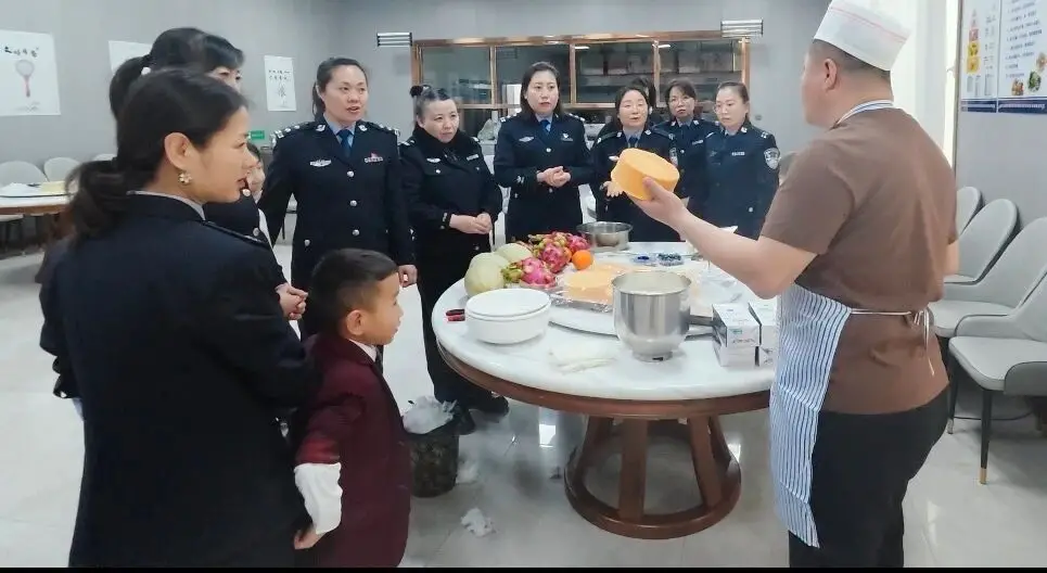 清涧县公安局举办“巾帼心向党，警花绽芳华”亲子DIY蛋糕活动