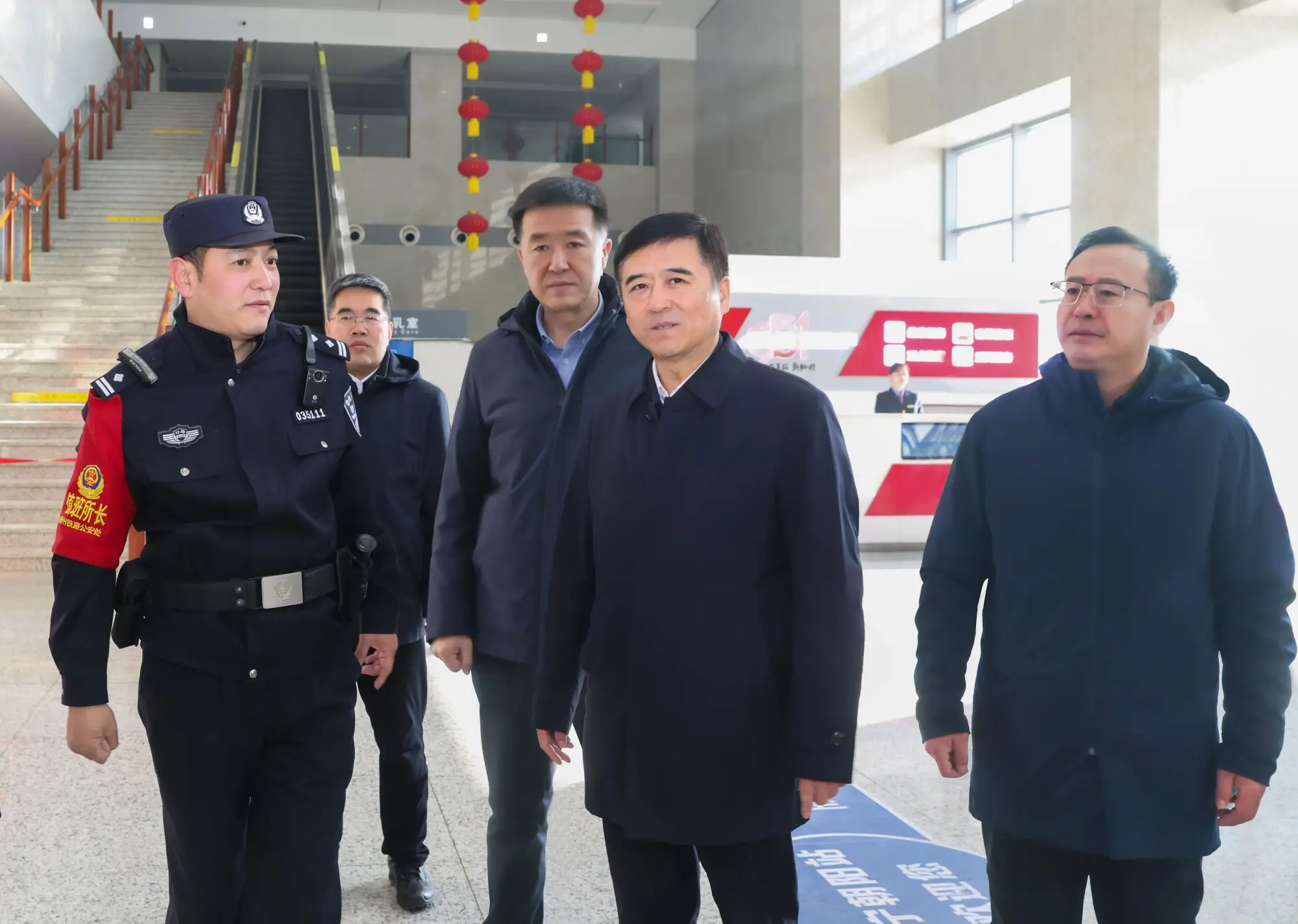 老颜武调研督导维护安全稳定工作 看望慰问公安民警辅警和武警官兵