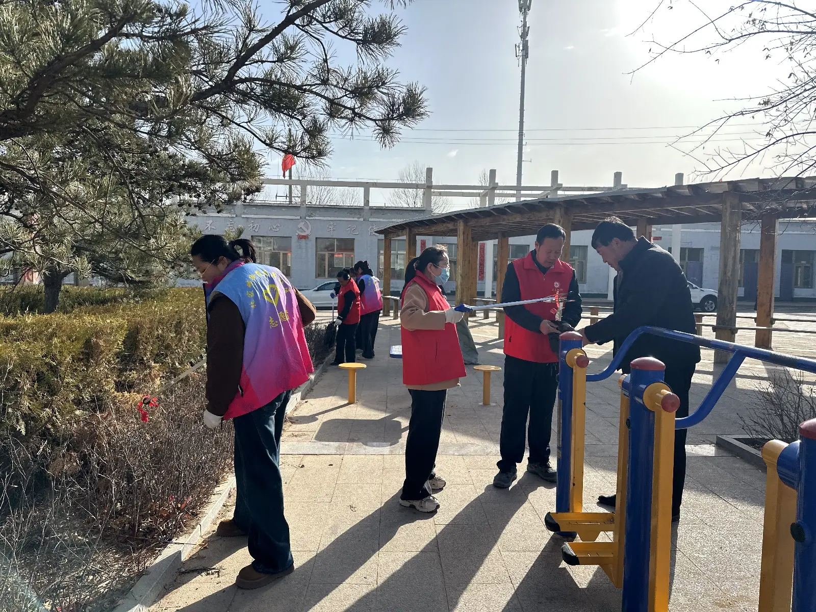 靖边县东新社区：网格联动学雷锋 志愿服务暖民心