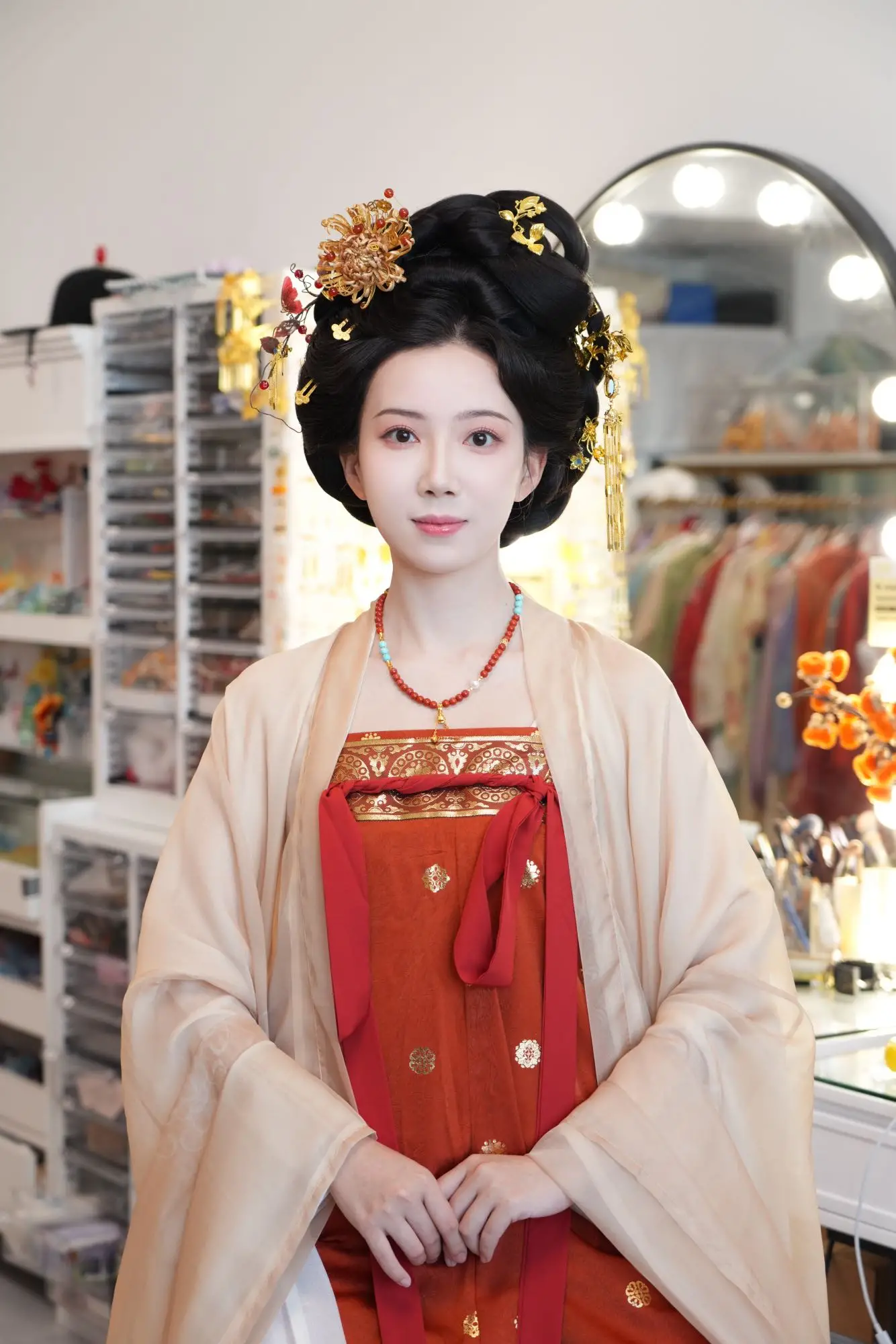 她的七年，是多少人回不去的青春，不倒翁小姐姐皮卡晨离职泪崩，“以为大家都忘了，没想到你们还在”