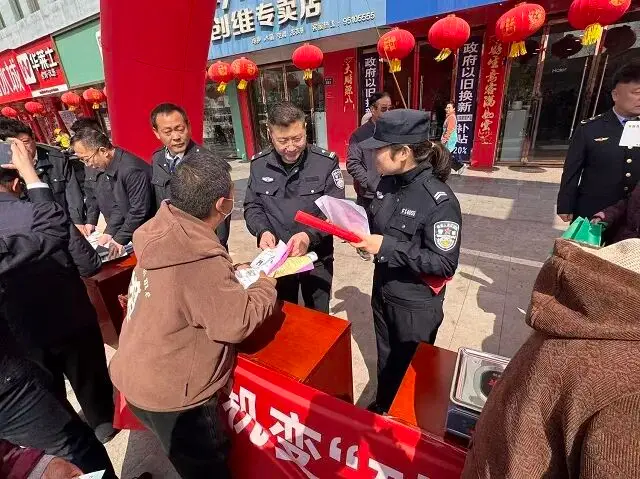 3·15主题宣传丨米脂县公安局环食药大队联合多部门开展“3·15”主题宣传及假冒伪劣商品集中销毁活动