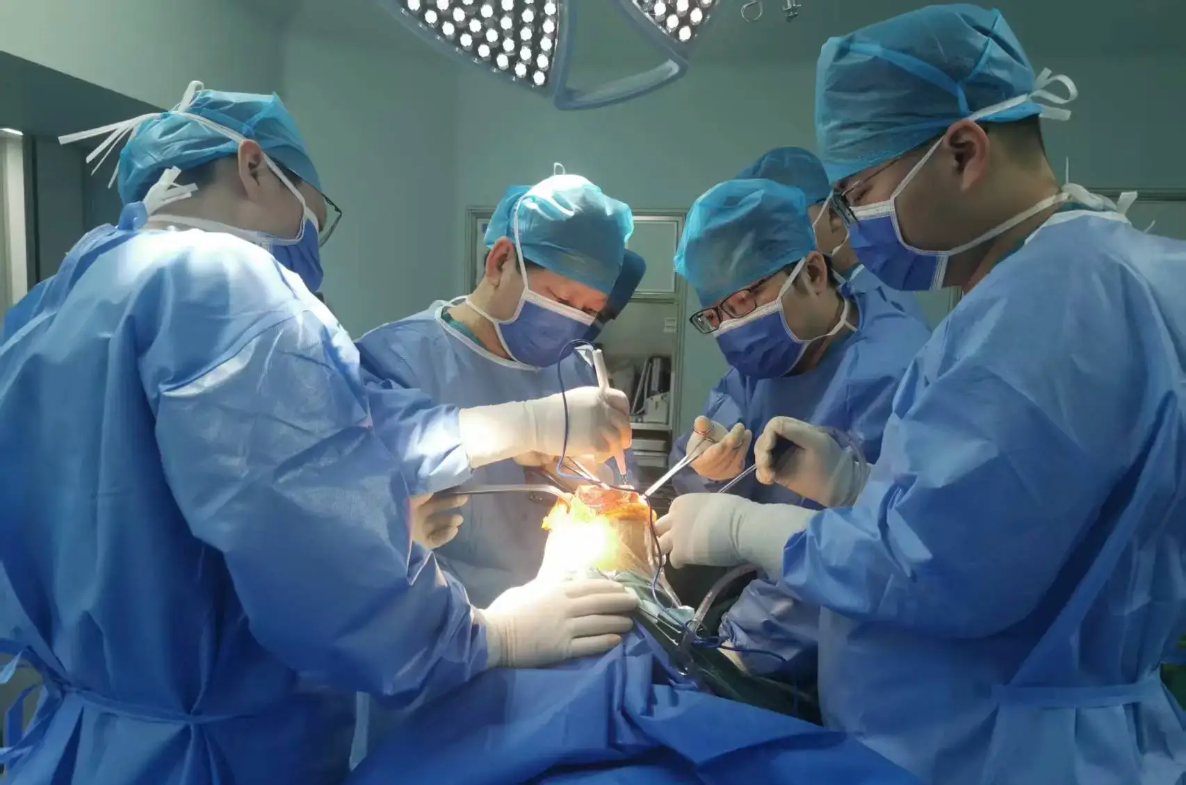 老人换上 “新关节”，晚年轻松走四方