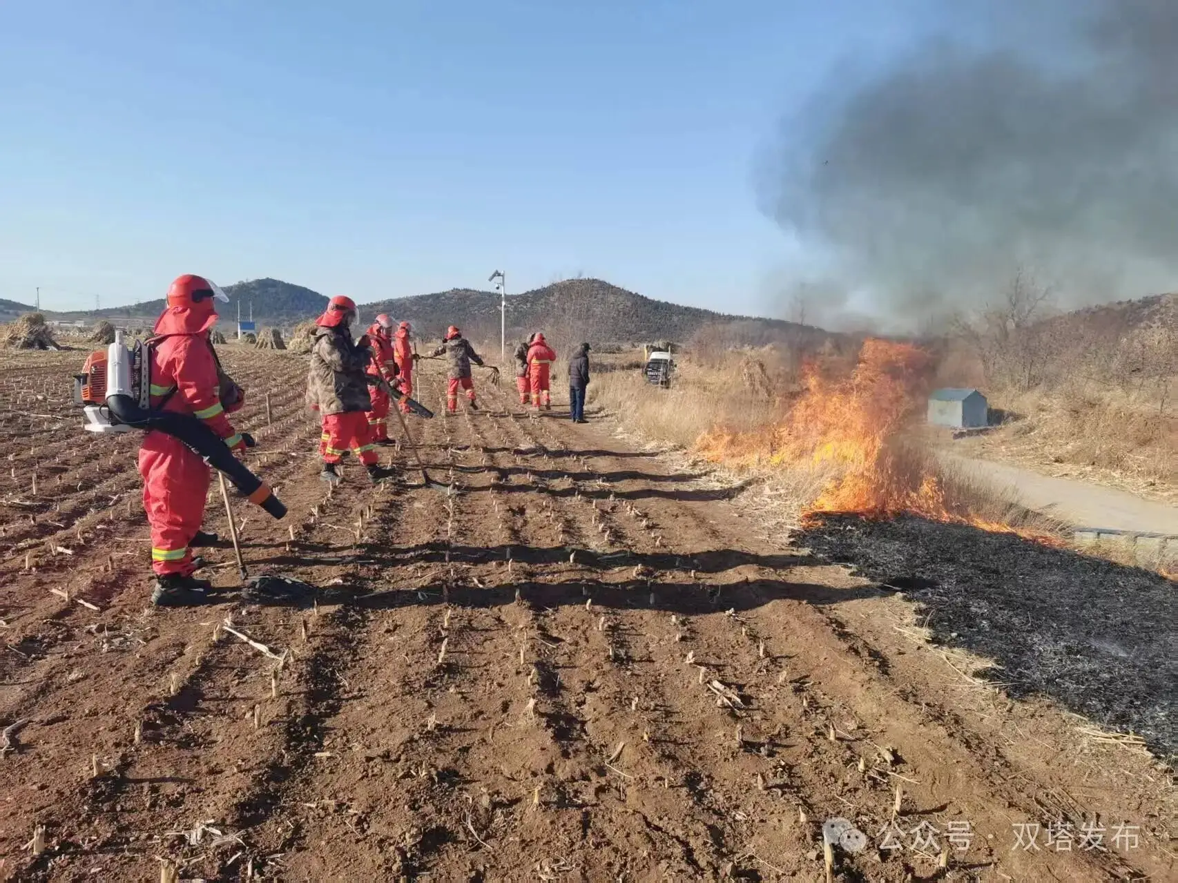 双塔区长宝营子乡嘎岔村：村民齐上阵 筑牢春季防火安全屏障