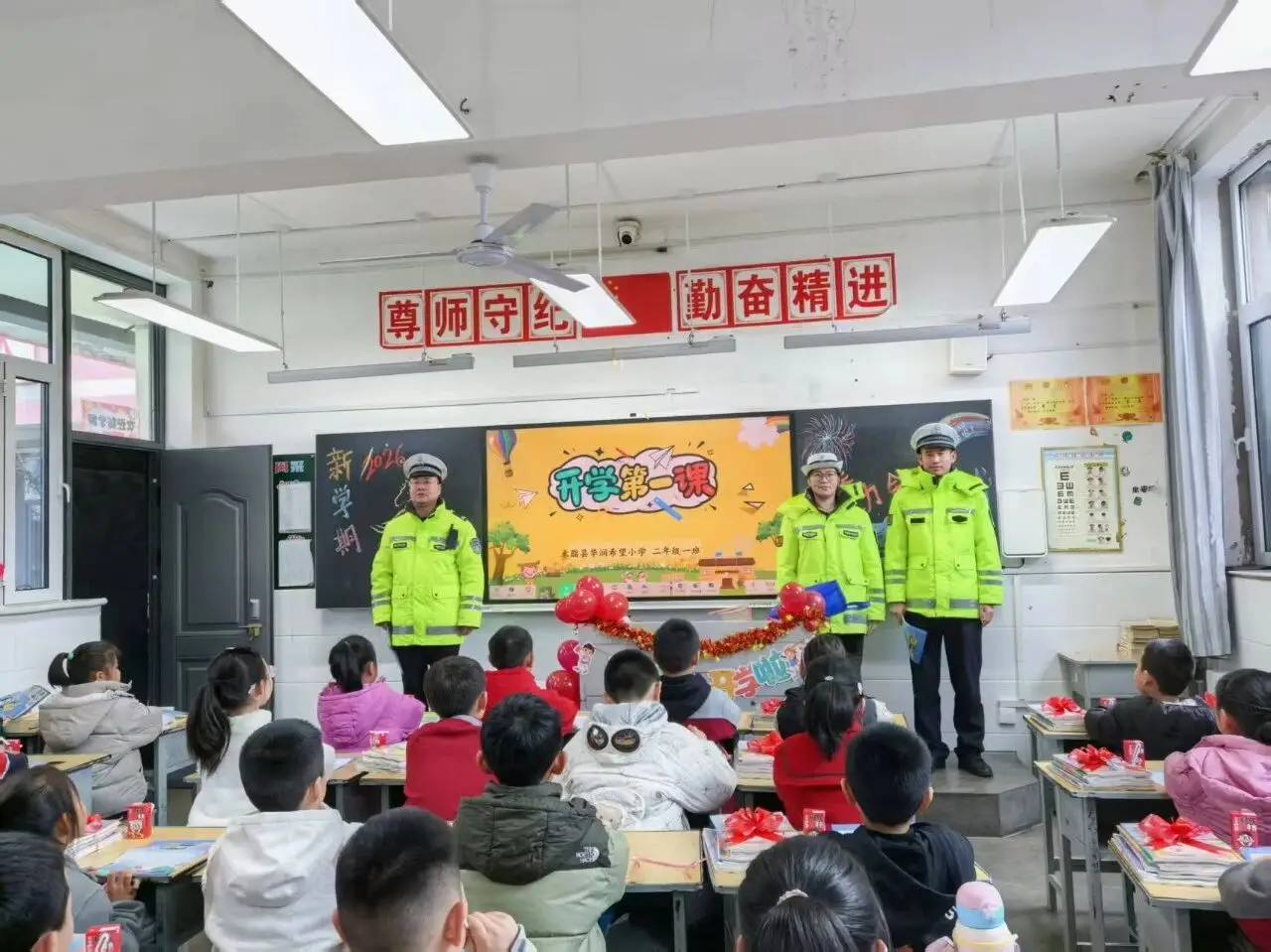 开学第一课丨米脂县公安局交通管理大队深入校园开展交通安全“开学第一课”