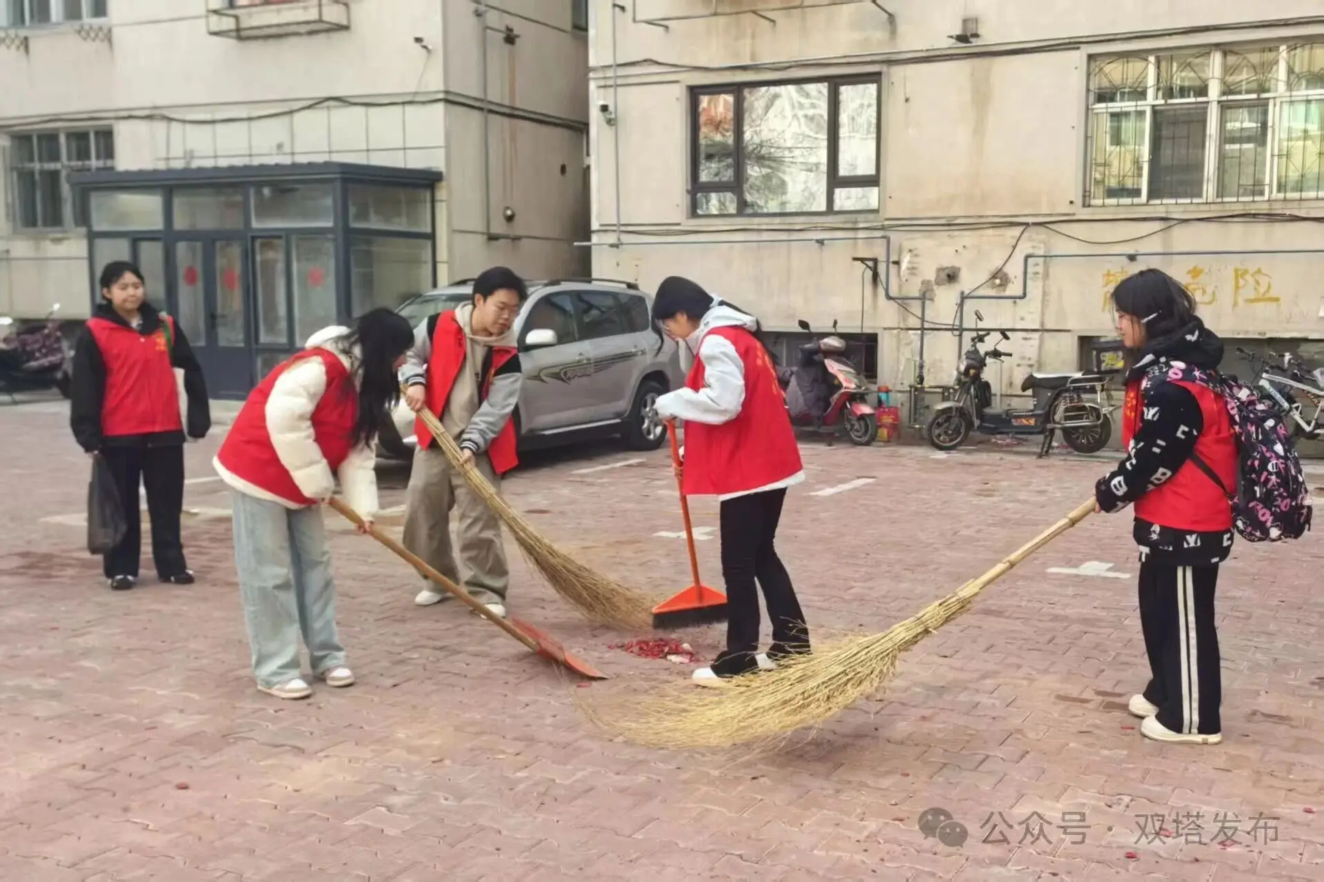 双塔区龙山街道龙山社区开展学雷锋志愿服务活动 百名青少年志愿者共筑文明家园