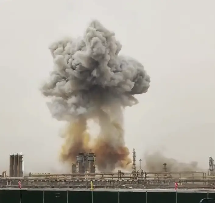 内蒙古一公司硝化车间爆炸致3伤2失联，周边商户称玻璃被震碎，当地应急局：扩散气体是否有毒不清楚，建议群众远离
