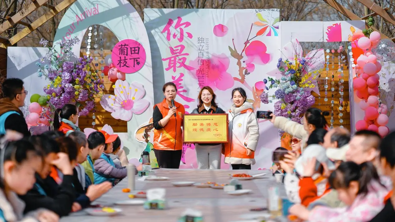 以爱为光 葡田枝下和盲童共“看”世界 ———爱心公益活动在西安高新区举行