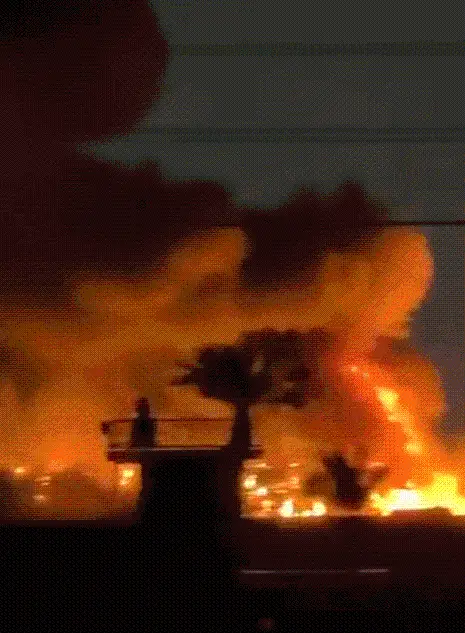 美国驻伊拉克使馆遭袭！现场燃起大火