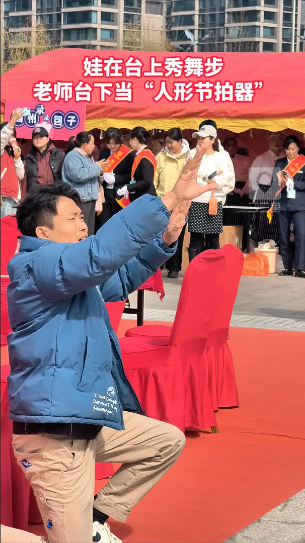 娃在台上秀舞步，老师台下当“人形节拍器”