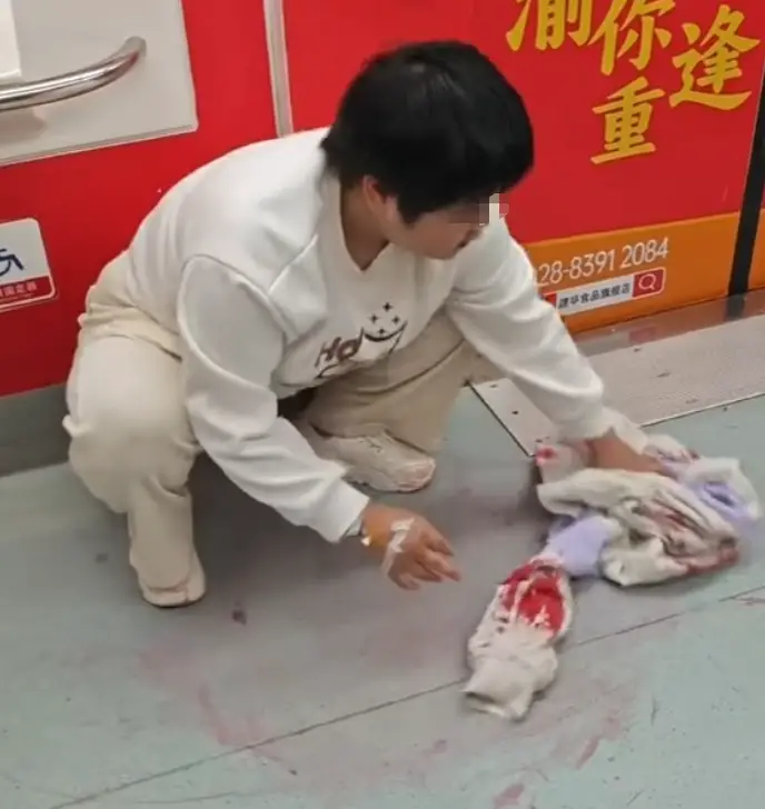 女子地铁吐血默默用外套擦地，网友泪目 “她懂事得让人心疼” ，当事人患罕见病八年，希望活下去