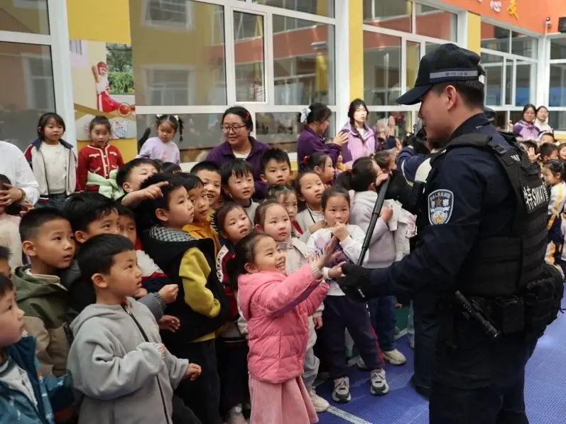 神木特巡警走进第五幼儿园，硬核守护伴成长
