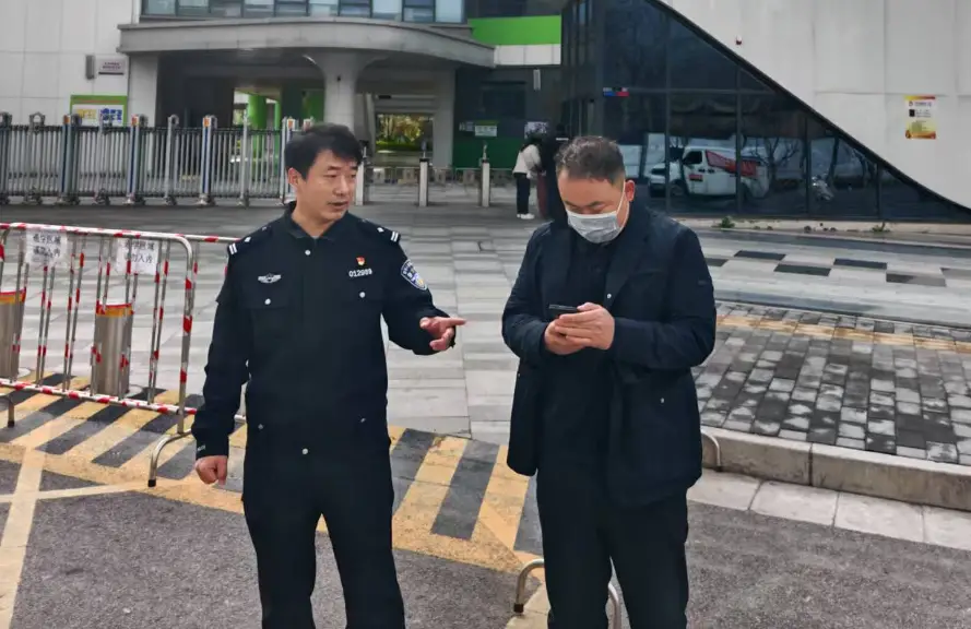 交管曲航大队执勤二中队联动雁塔一中优化校园周边交通环境