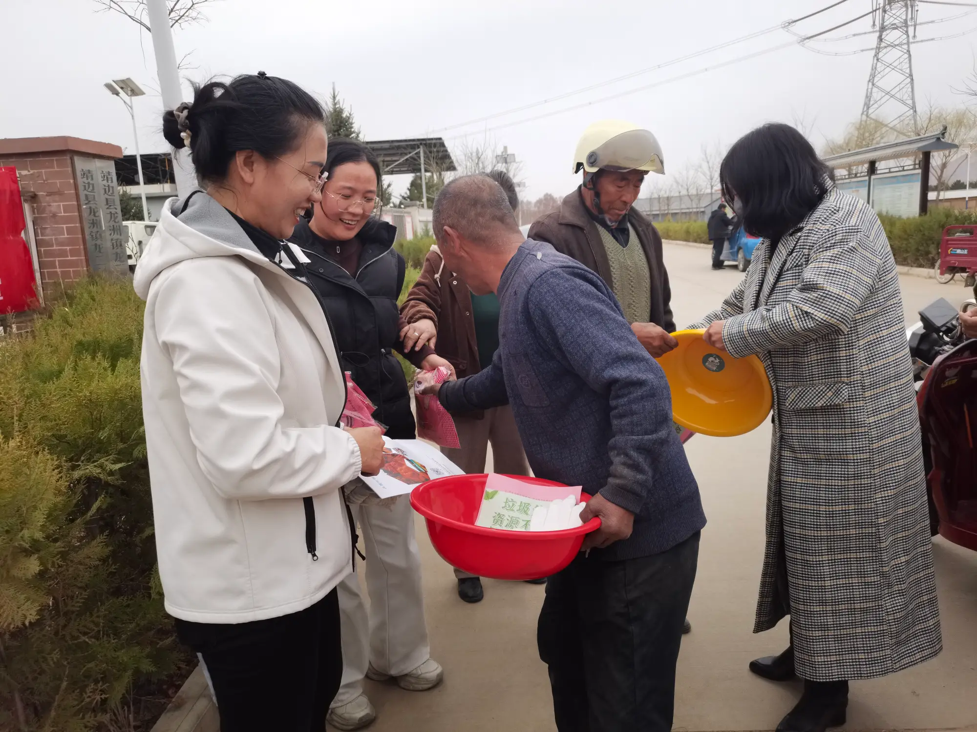 靖边县龙洲镇：赶集学政策 礼品送上门