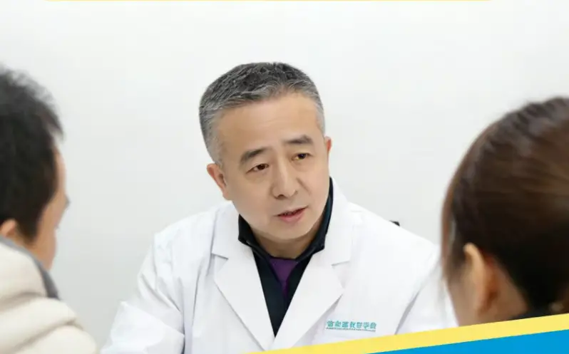 4月19日，北大一院袁亦铭教授到西安生殖医学医院亲诊