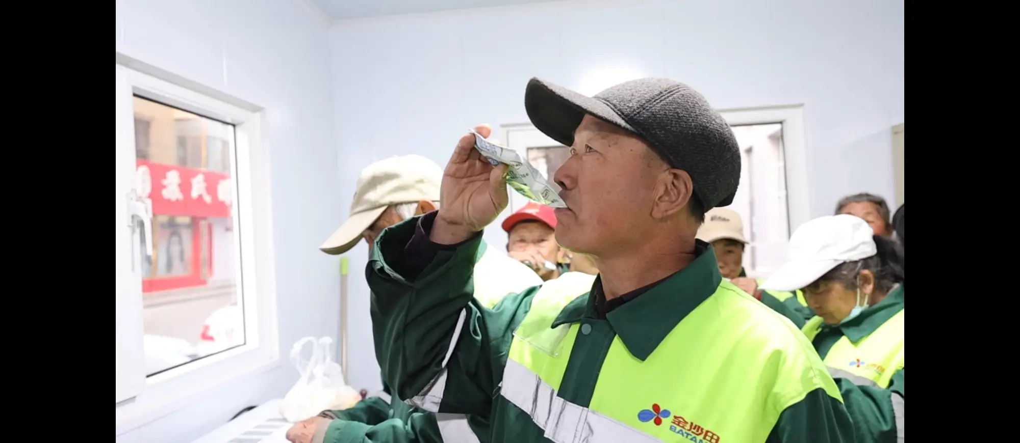 政府请客！府谷环卫工的免费早餐暖暖的很贴心！