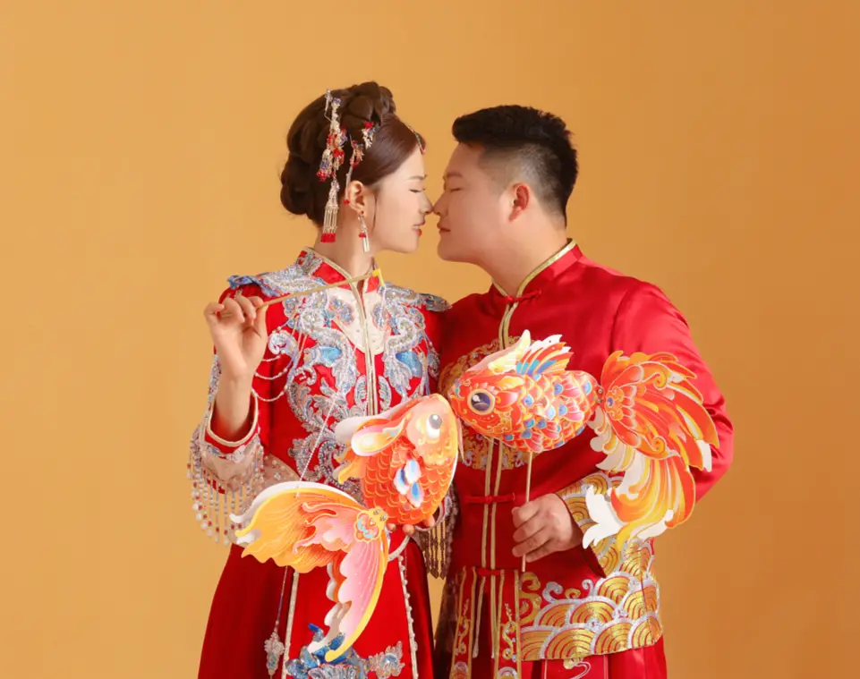 上班开粪车下班开奔驰的小伙今日大婚，当事人：吸粪车婚车队，全球第一个