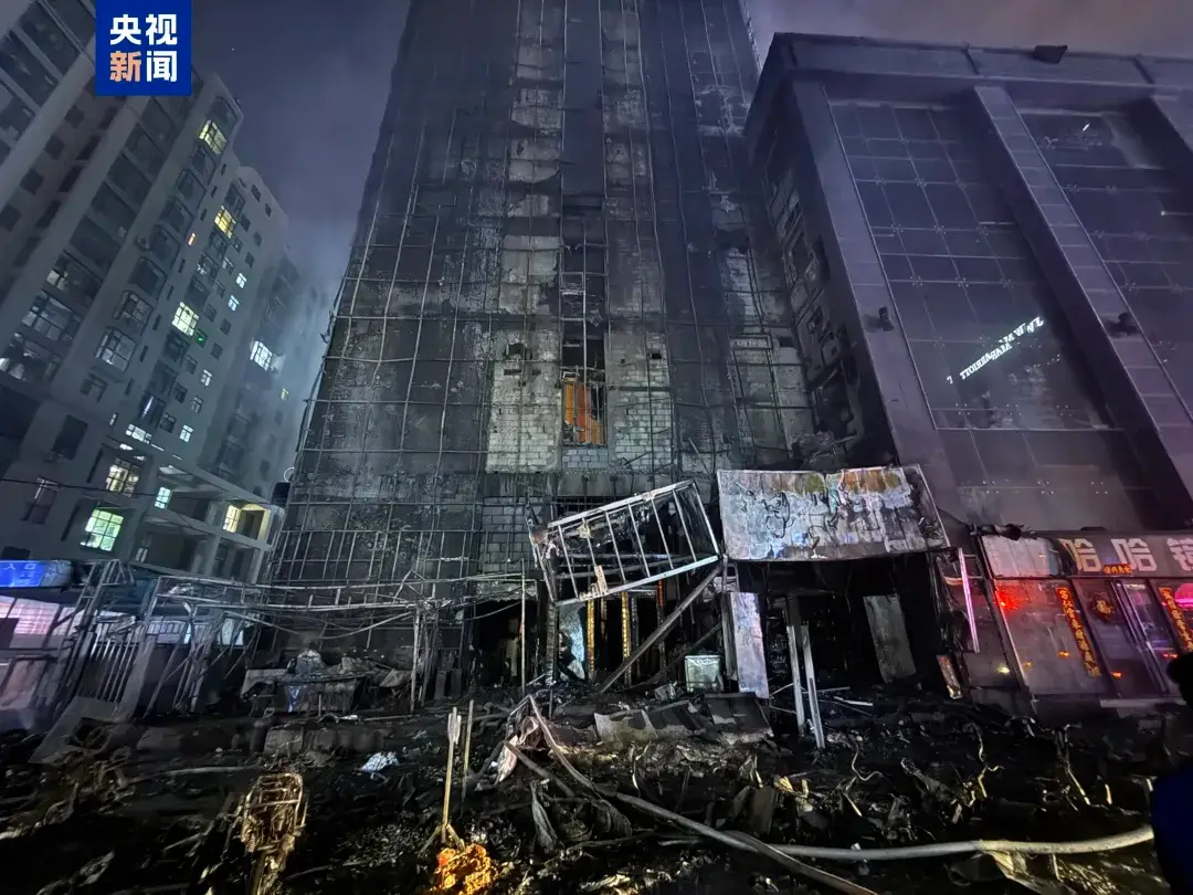 山西太原一建筑发生火灾，已致1人遇难，25人受伤，附近商户：疑似某饭馆着火，现场多人被抬出