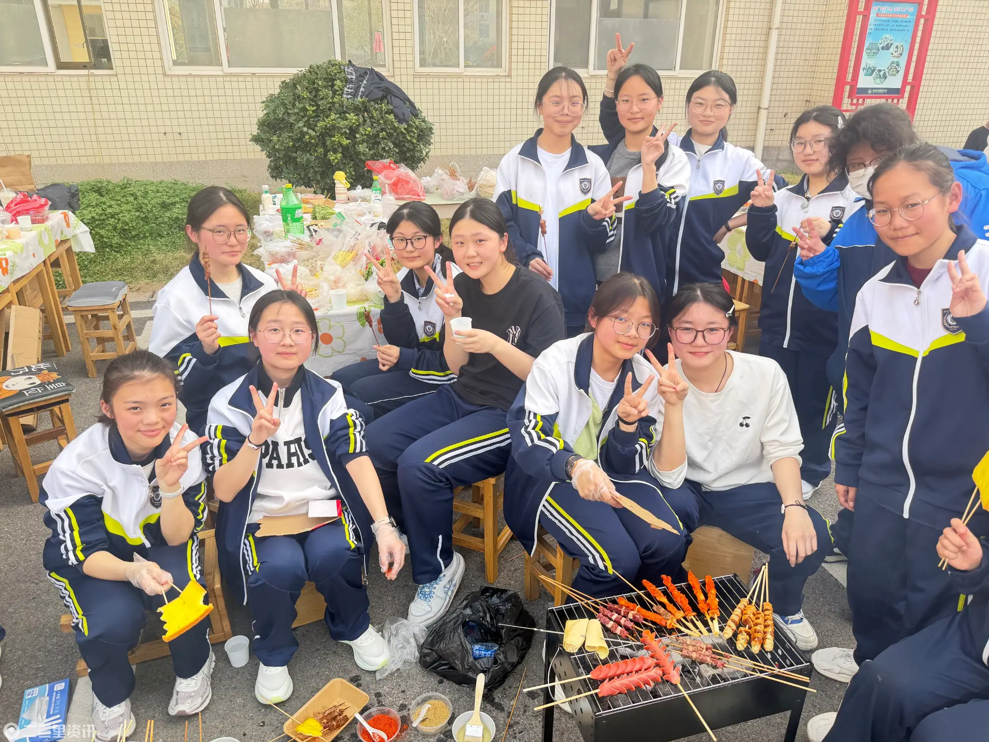 取消月考办烧烤！ 2000学生集体出动，烤全羊、龙虾、海参都安排上